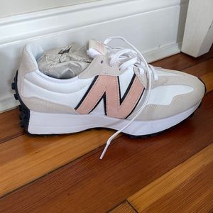 New Balance 327 Sneaks